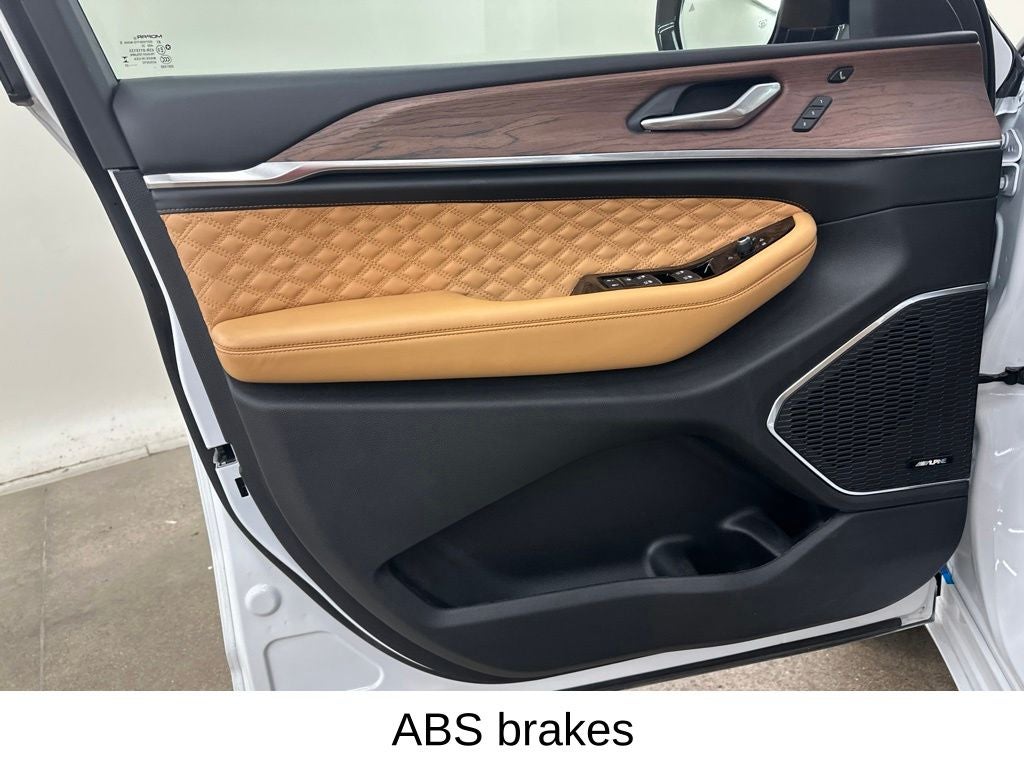 2023 Jeep Grand Cherokee Summit