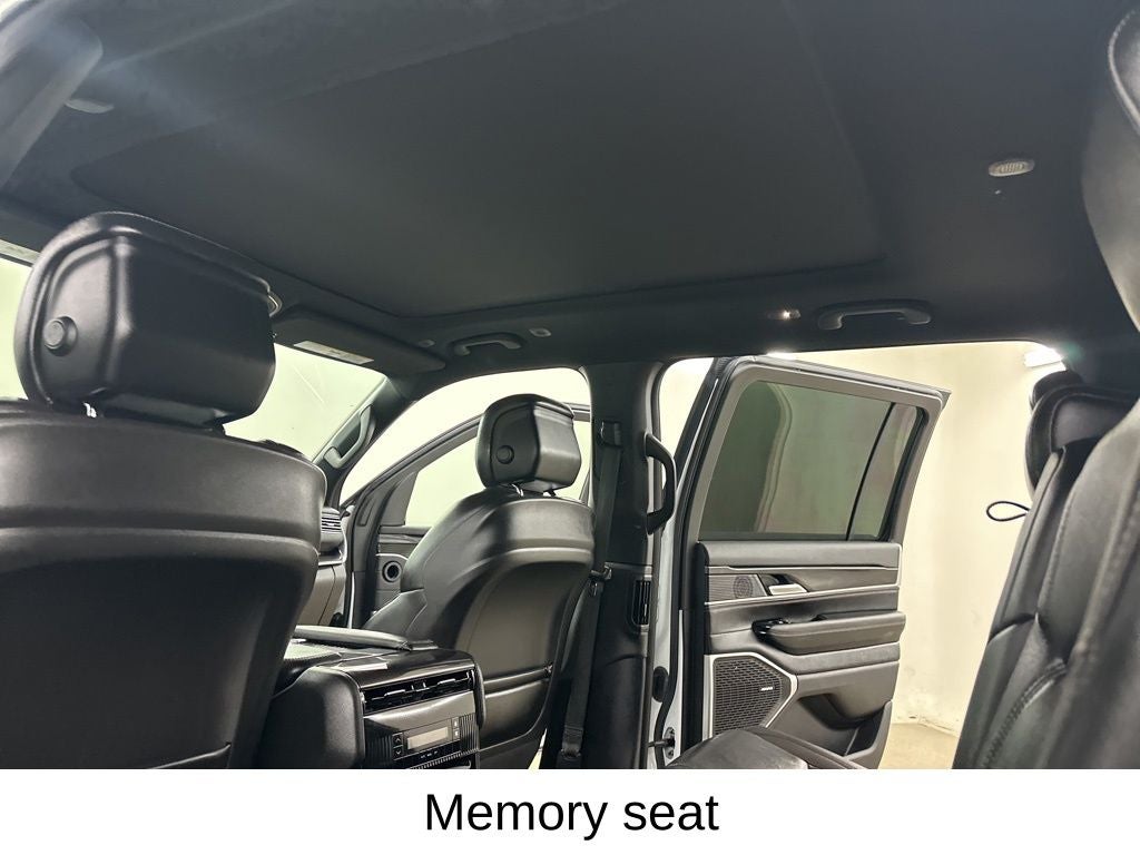 2023 Jeep Wagoneer Base