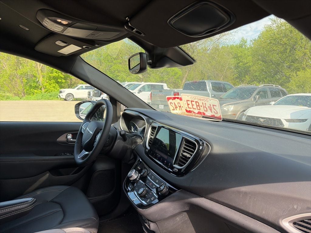 2025 Chrysler Pacifica Select