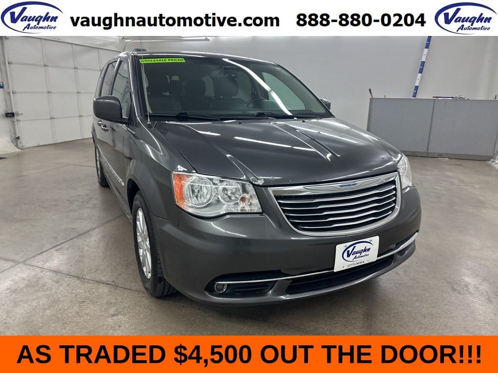 2016 Chrysler Town & Country Touring's photo